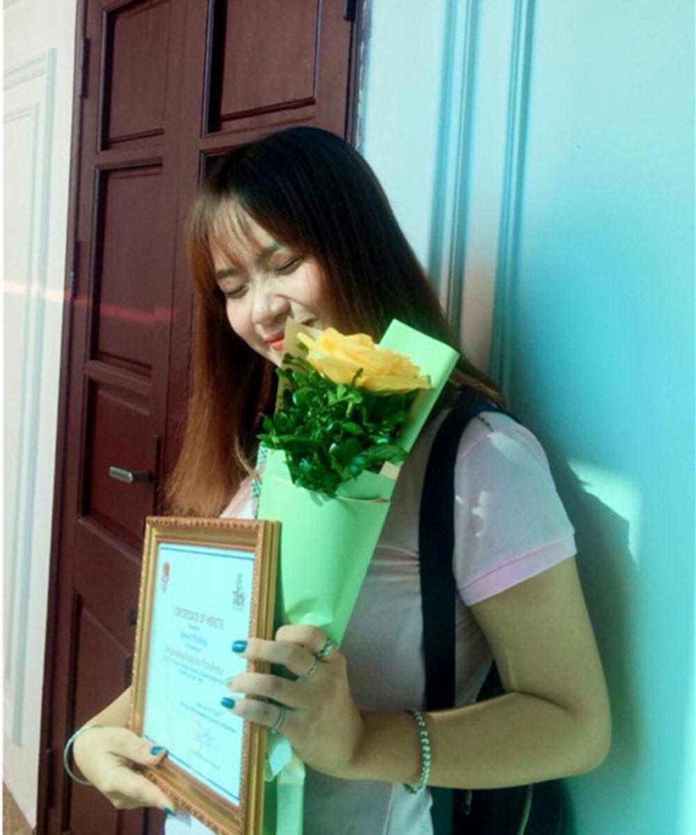 A person holding a bouquet of flowersDescription automatically generated with medium confidence
